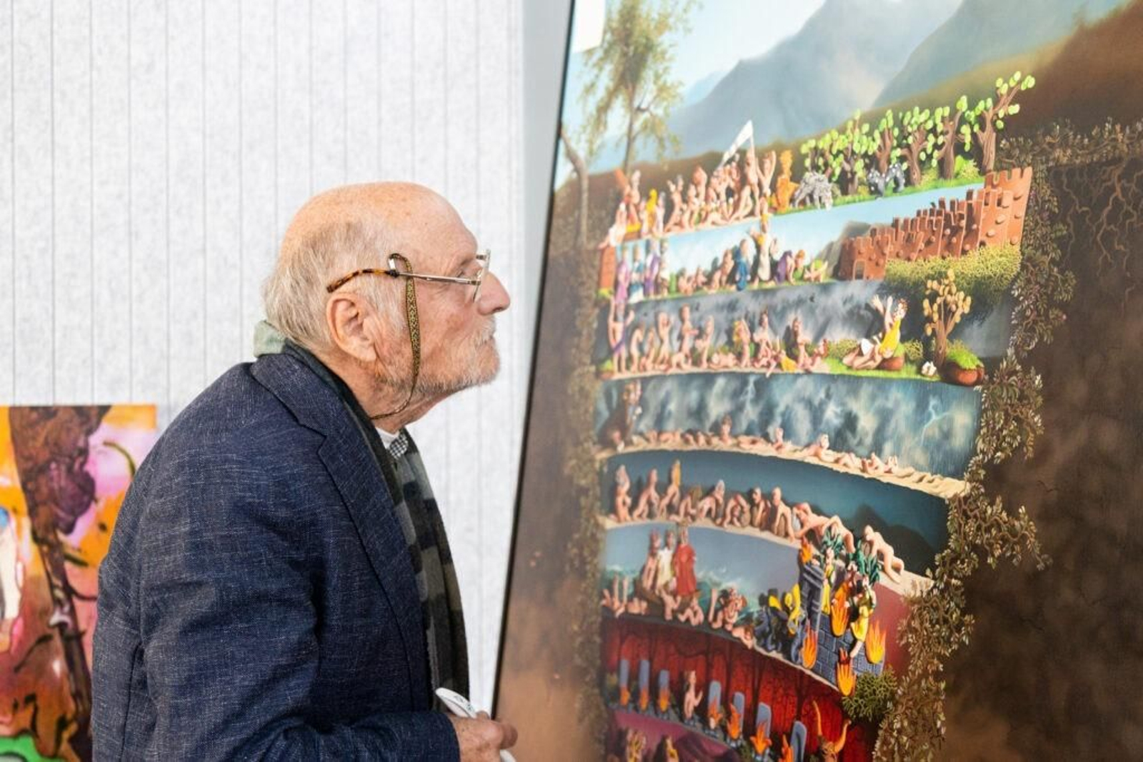 Antonio López observa una de las obras candidatas.