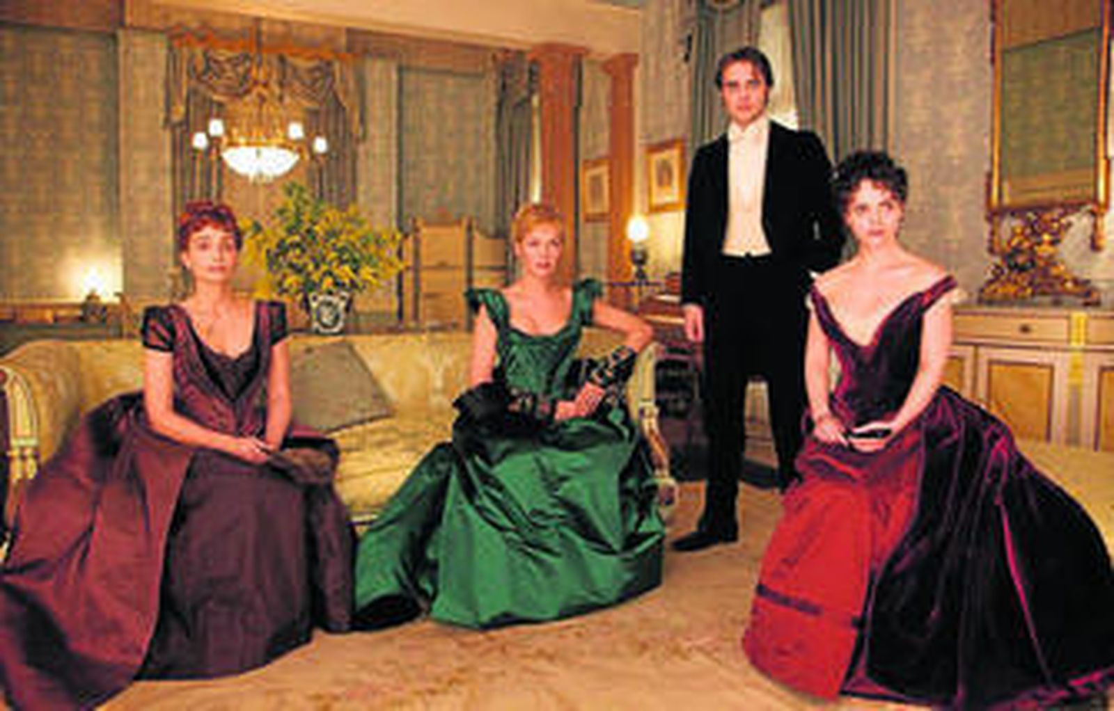 Robert Pattinson, rodeado por Kristin Scott Thomas, Uma Thurman y Christina Ricci.