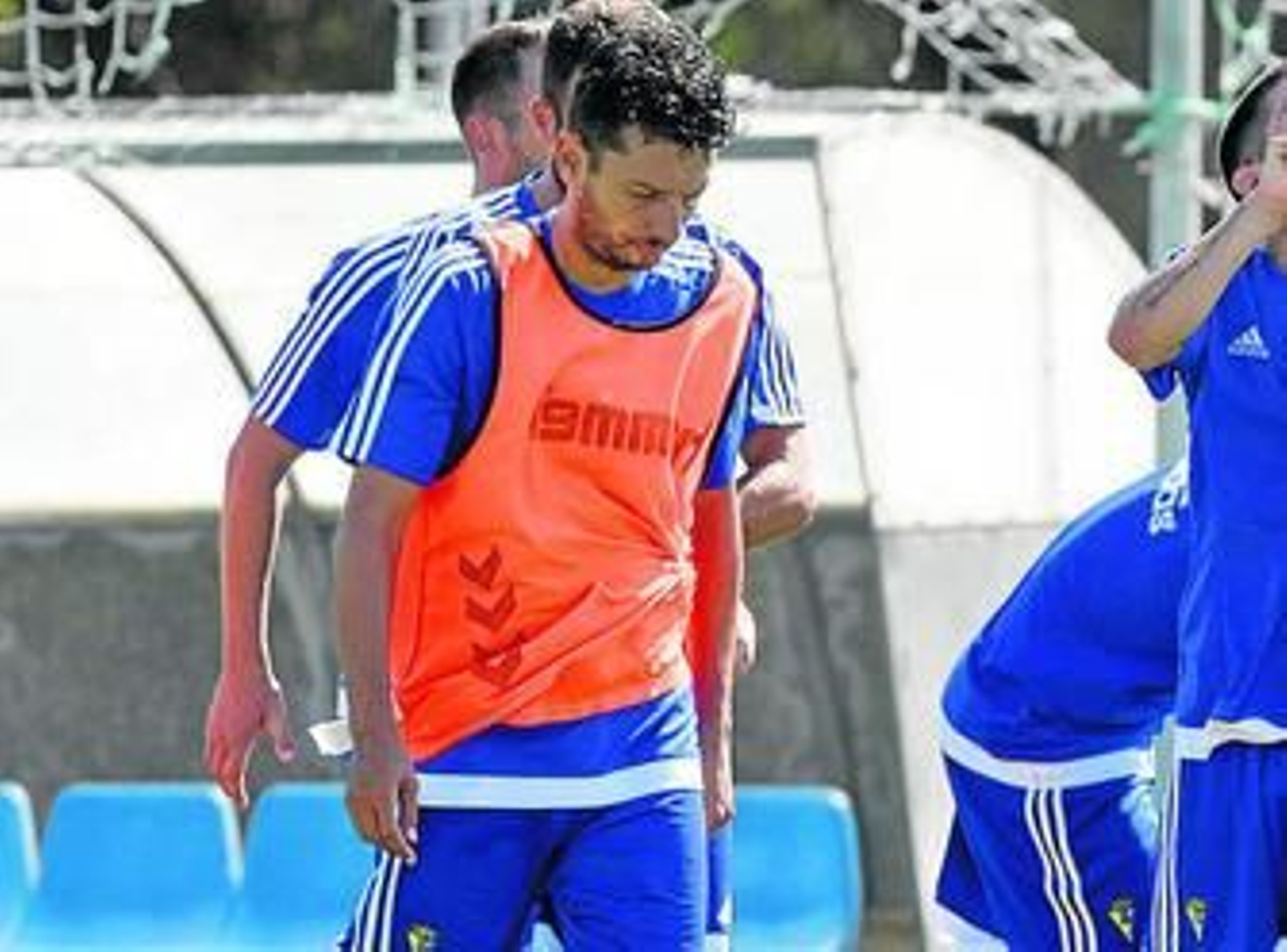 Mantecón agacha la cabeza mientras camina por el campo 4 de las instalaciones de El Rosal.