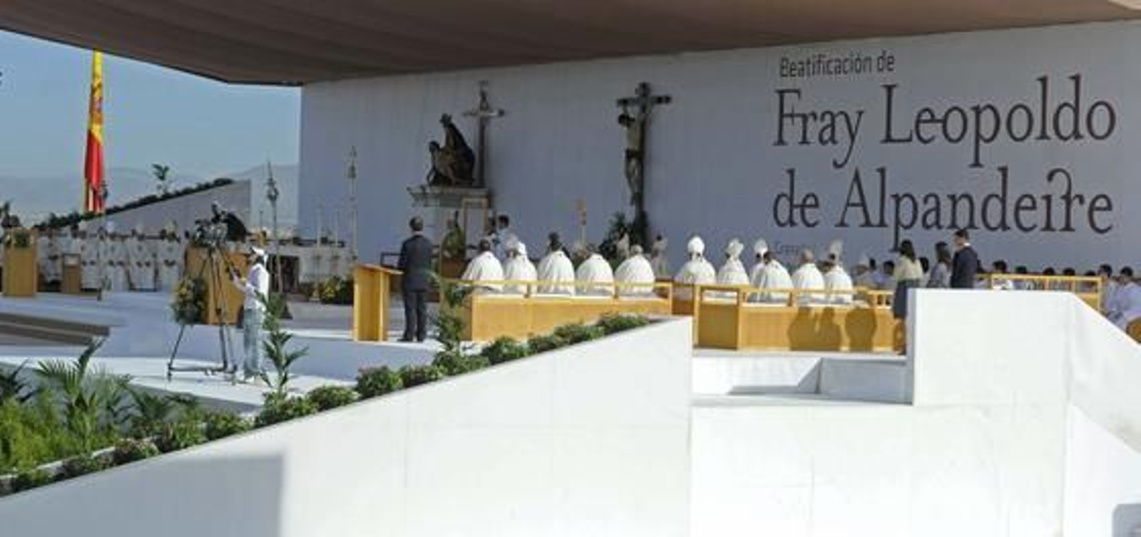 Miles de personas acuden al acto de beatificación de Fray Leopoldo en la base aérea de Armilla. / EFE