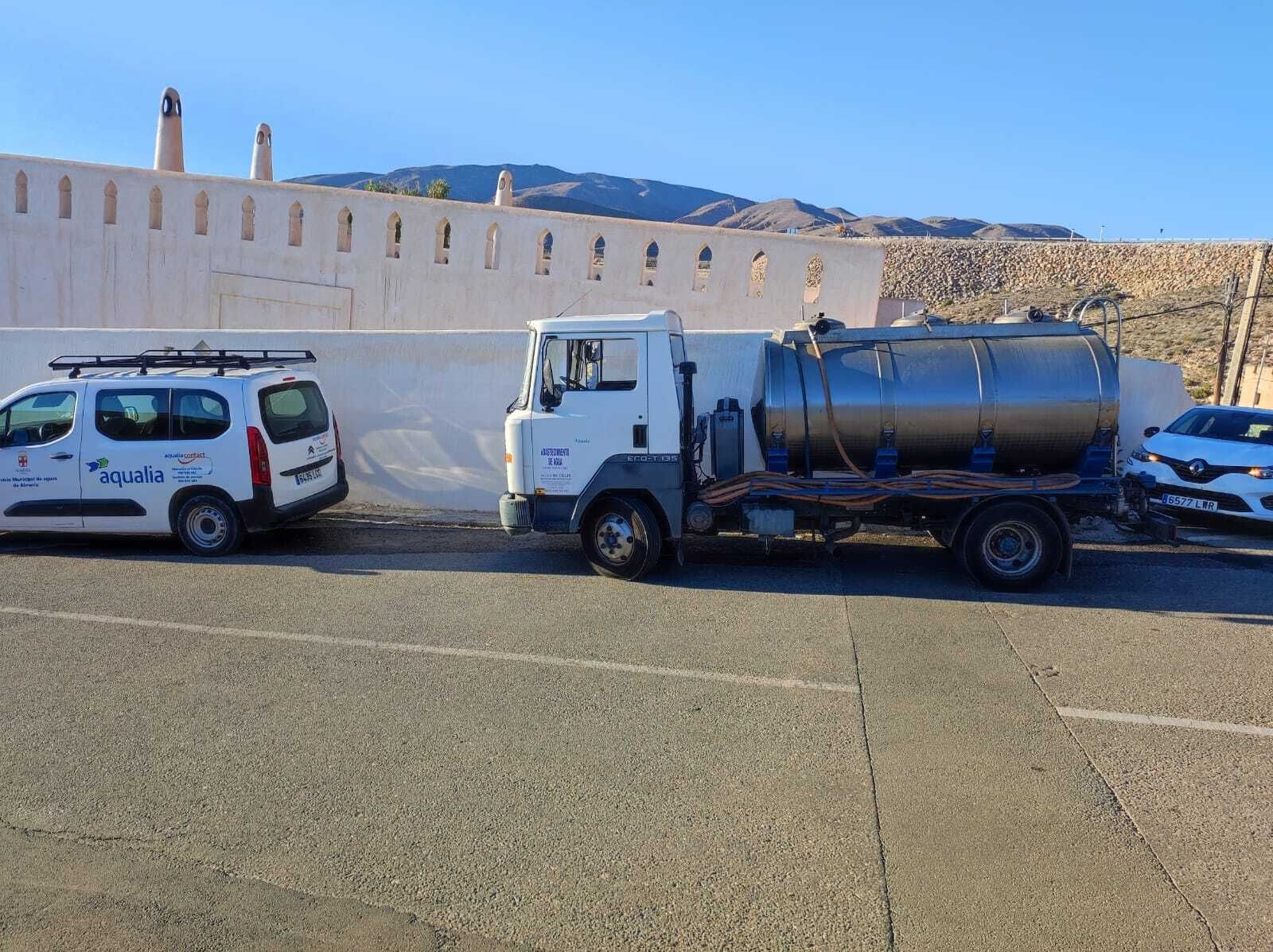 Camión cisterna con agua potable para los vecinos afectados.