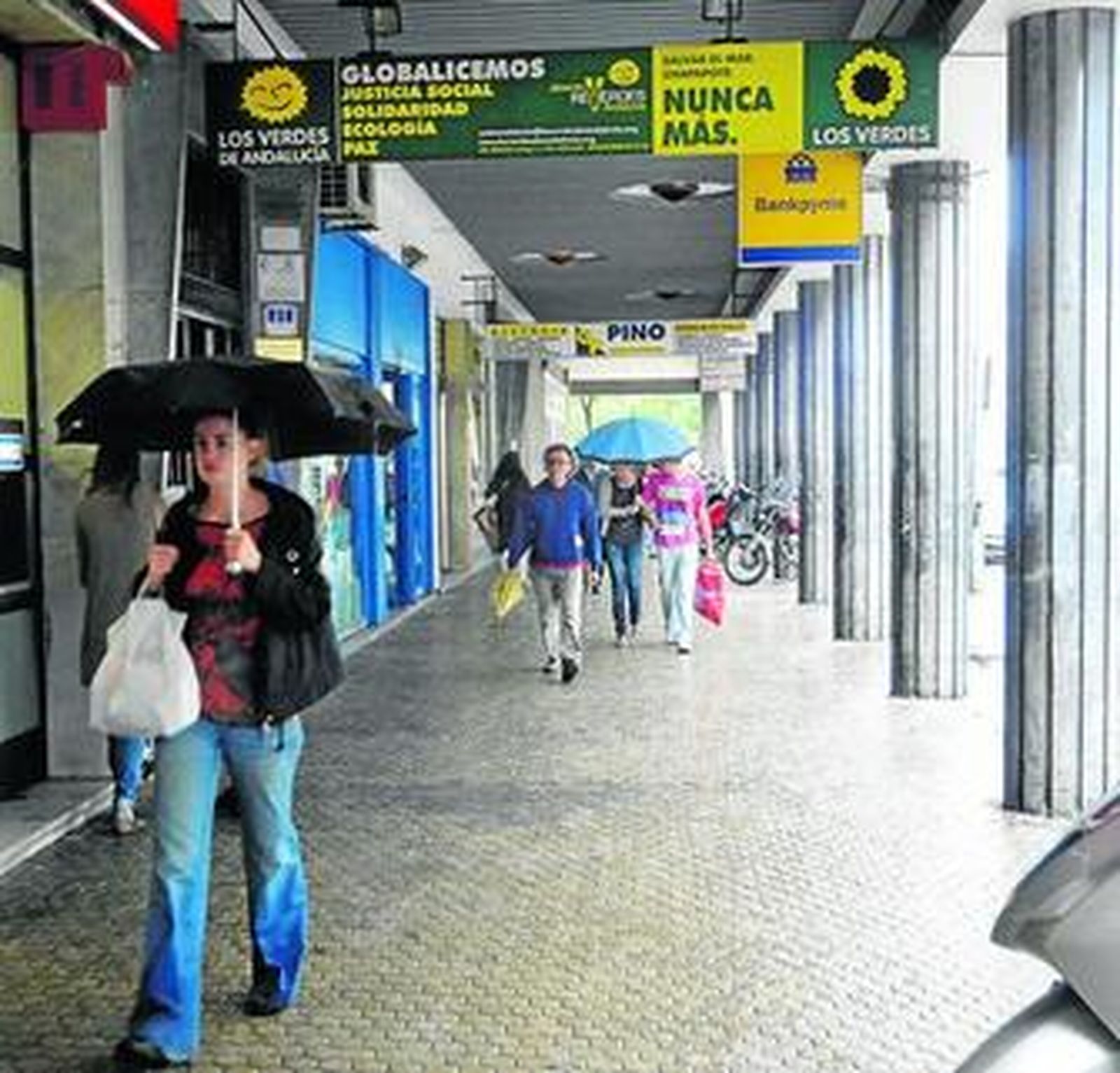 Inercia de paraguas en los soportales de la calle Imagen. Legado de Espiau.