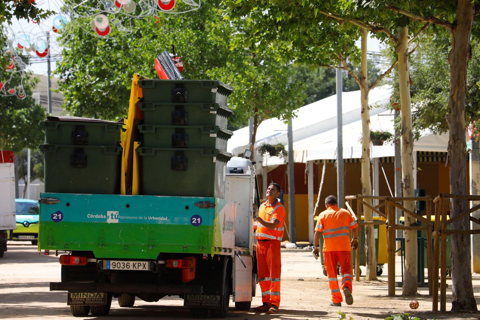 El desmontaje de las casetas y atracciones de la Feria de Córdoba, en imágenes