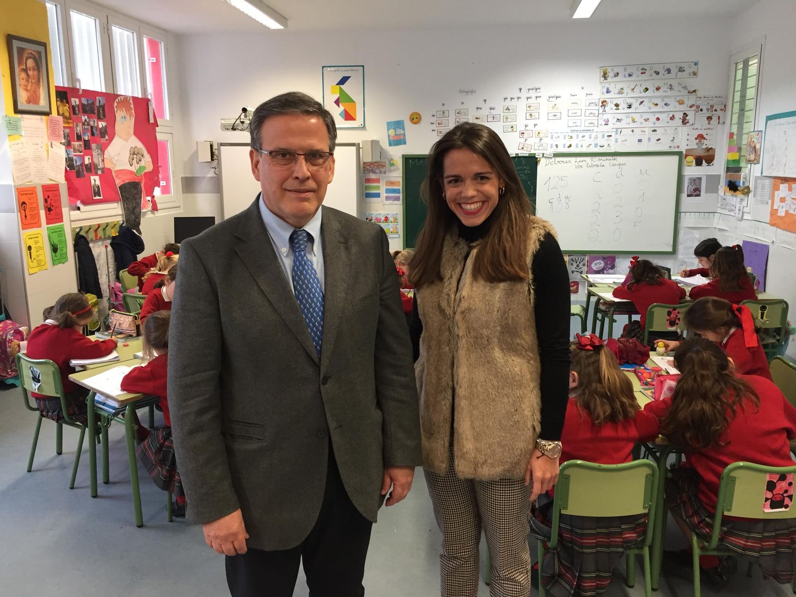 Estanislao Camacho y Carmen Martínez, en una clase de Primaria del colegio femenino Sierra Blanca.
