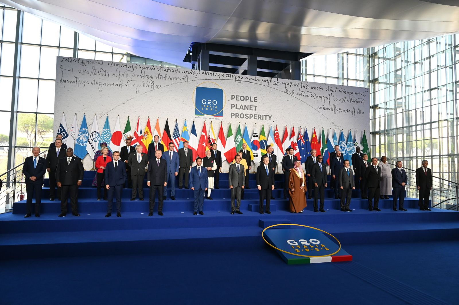 Foto de familia de los líderes asistentes a la cumbre del G-20 de Roma