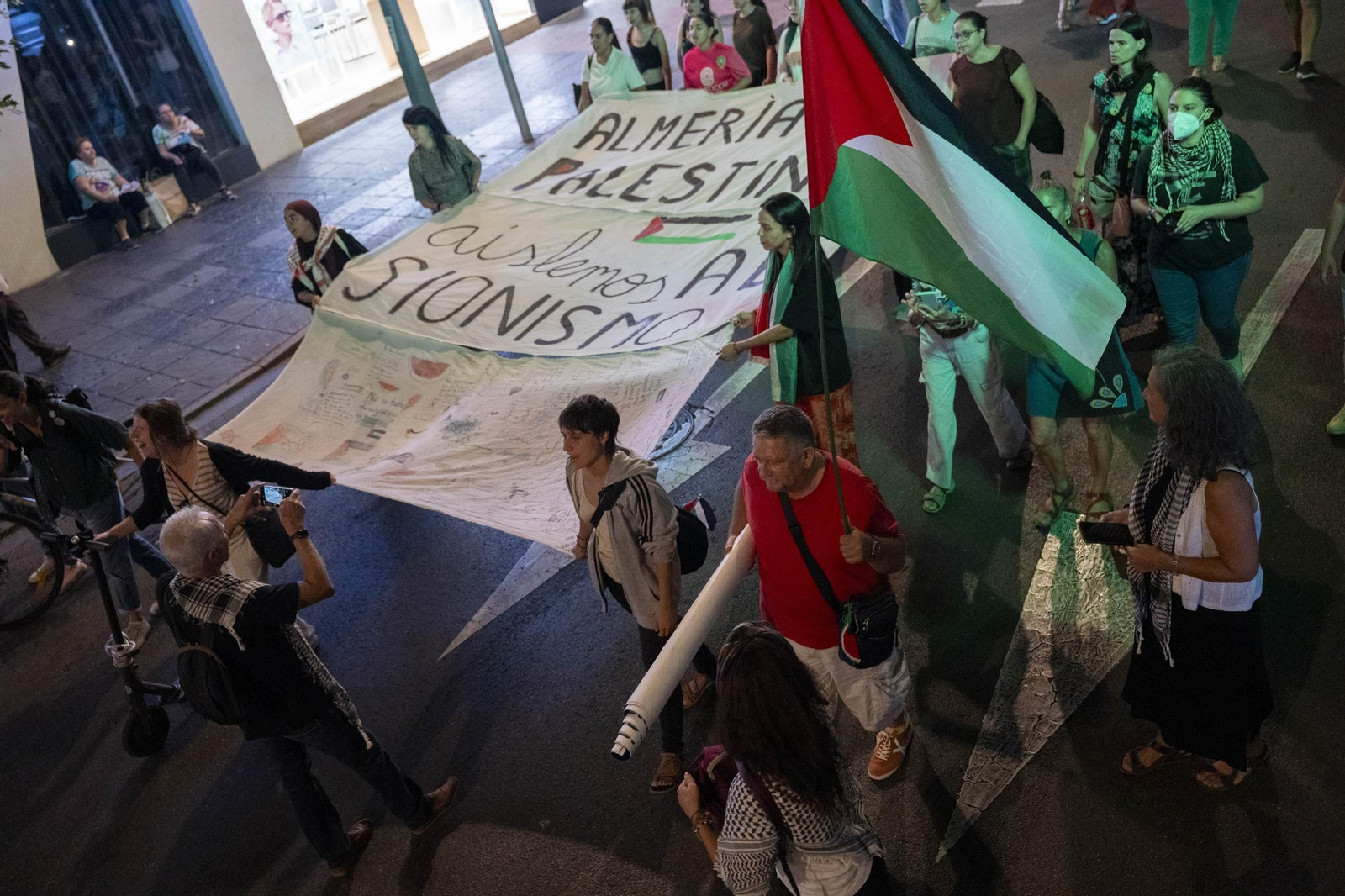 La Plataforma Almería por Palestina se manifiesta por la situación en Gaza, en imágenes