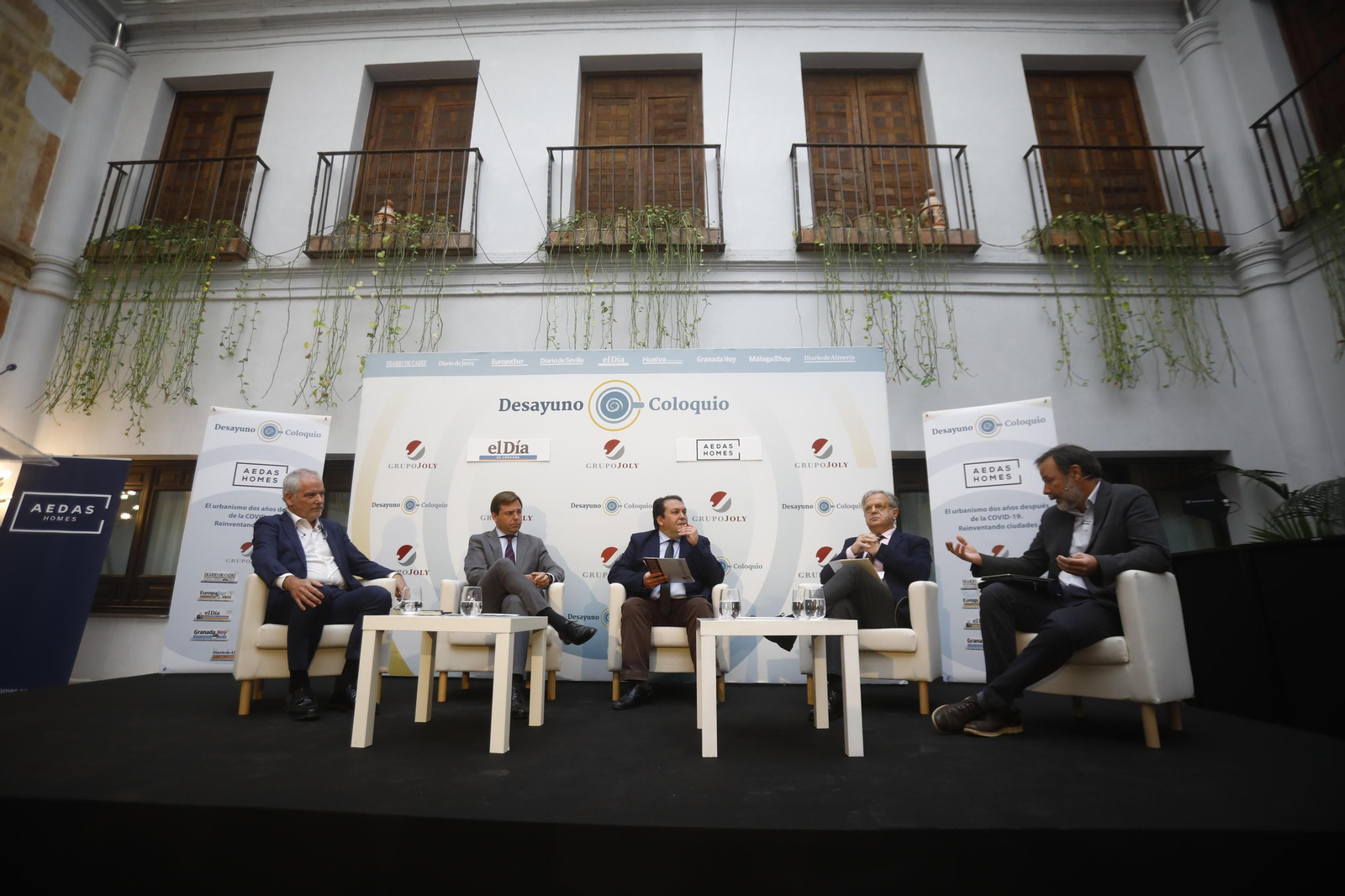 Fografías del desayuno coloquio de Grupo Joly: El urbanismo dos años después del covid