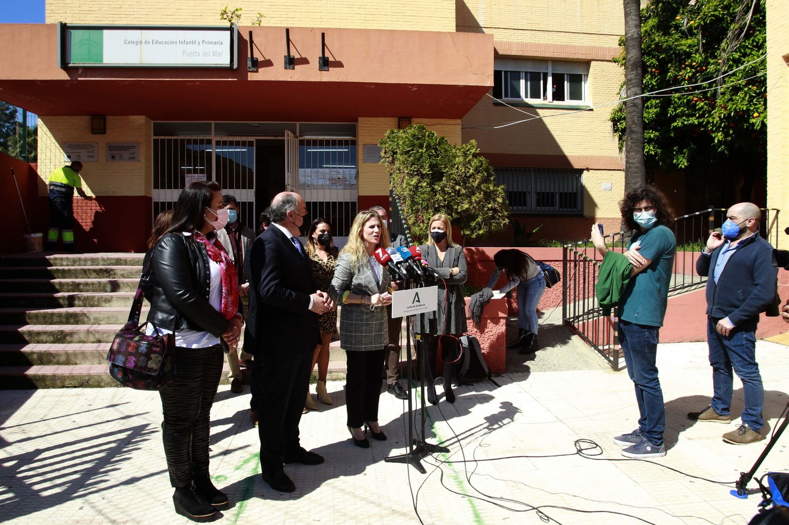 Ana Mestre, en la puerta del CEIP Puerta del Mar de Algeciras.