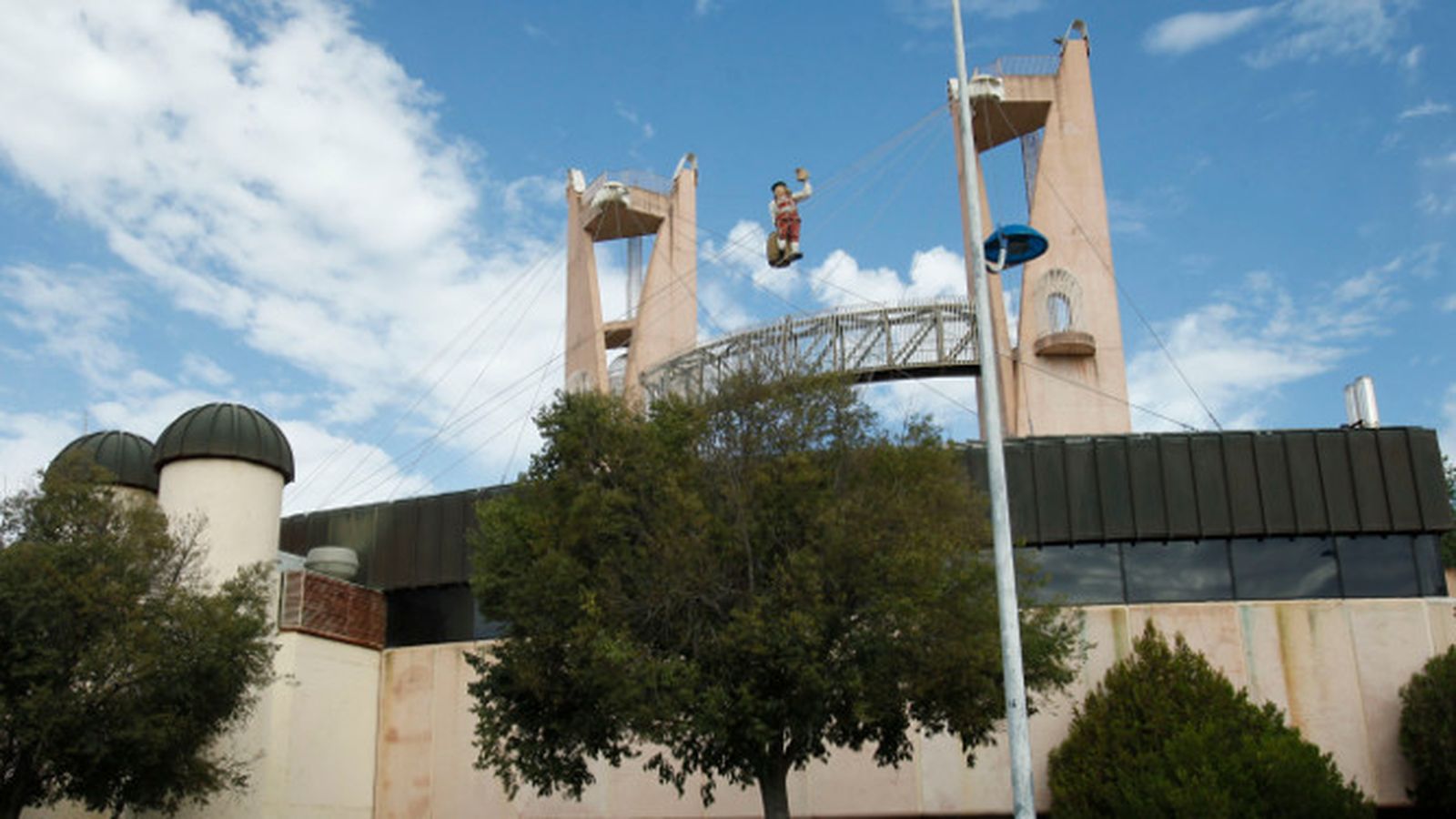 Exterior del pabellón de Cruzcampo en la Expo.