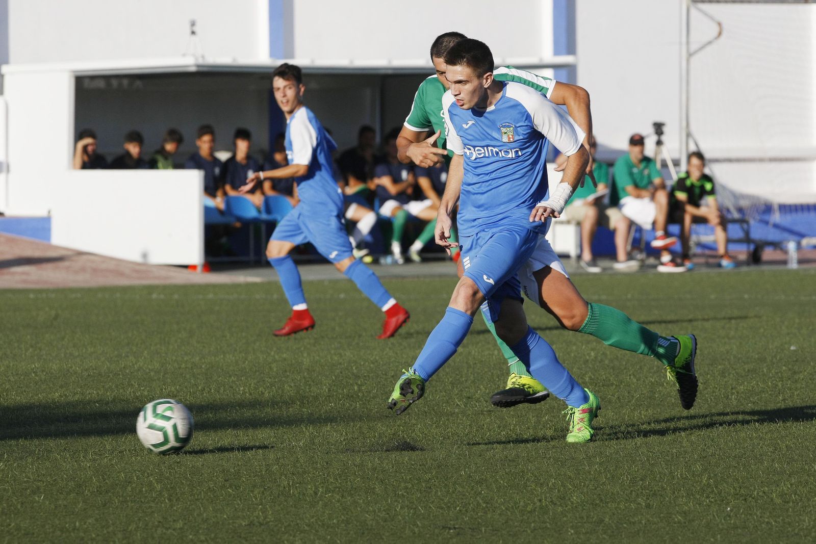 Domingo, central del Guadalcacín, perseguido por el verderón Luis Lara.