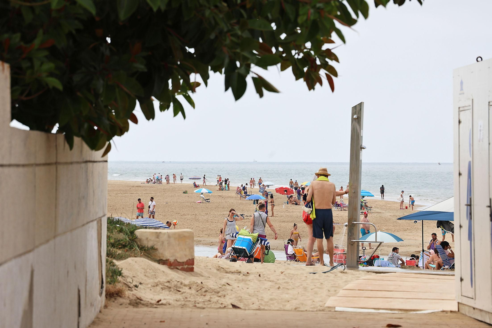 Imágenes del ambiente en las playas de Huelva en la mañana de domingo
