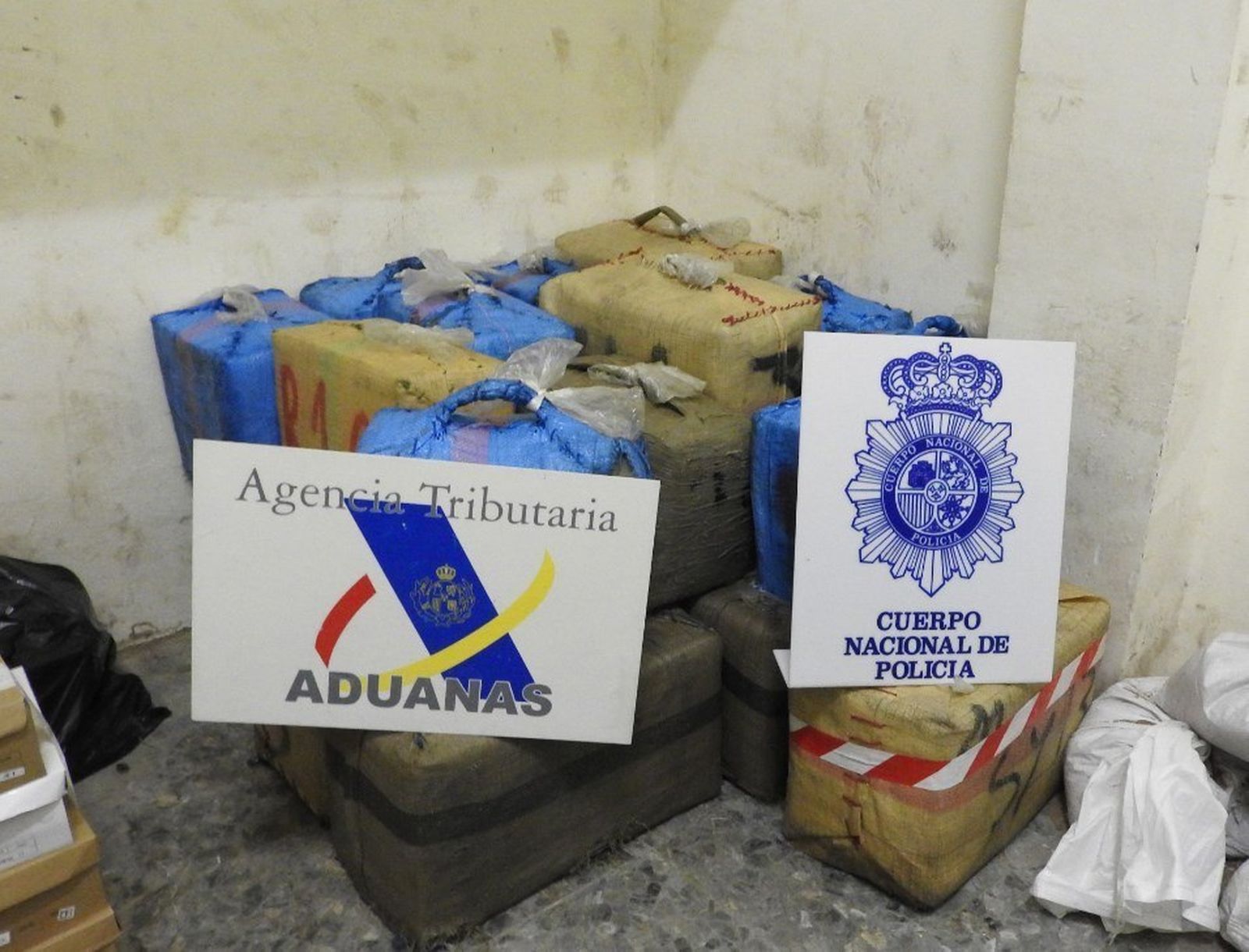 Fardos con 750 kilos de hachís intervenidos por la Agencia Tributaria y la Policía Nacional en el Campo de Gibraltar.