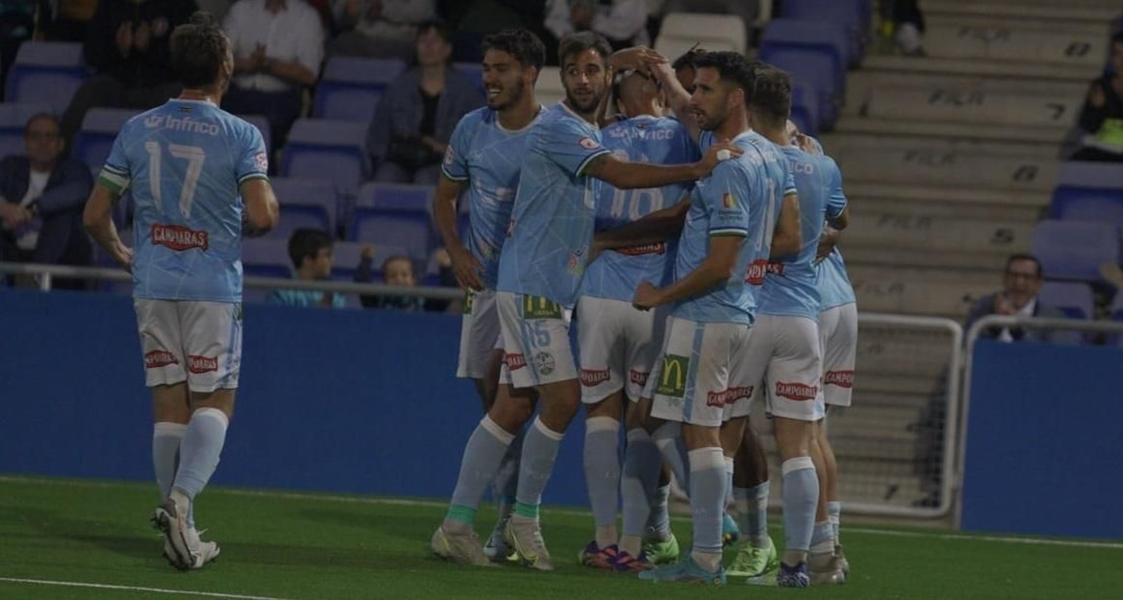 Los jugadores del Ciudad de Lucena celebran uno de los goles de Diego Domínguez.
