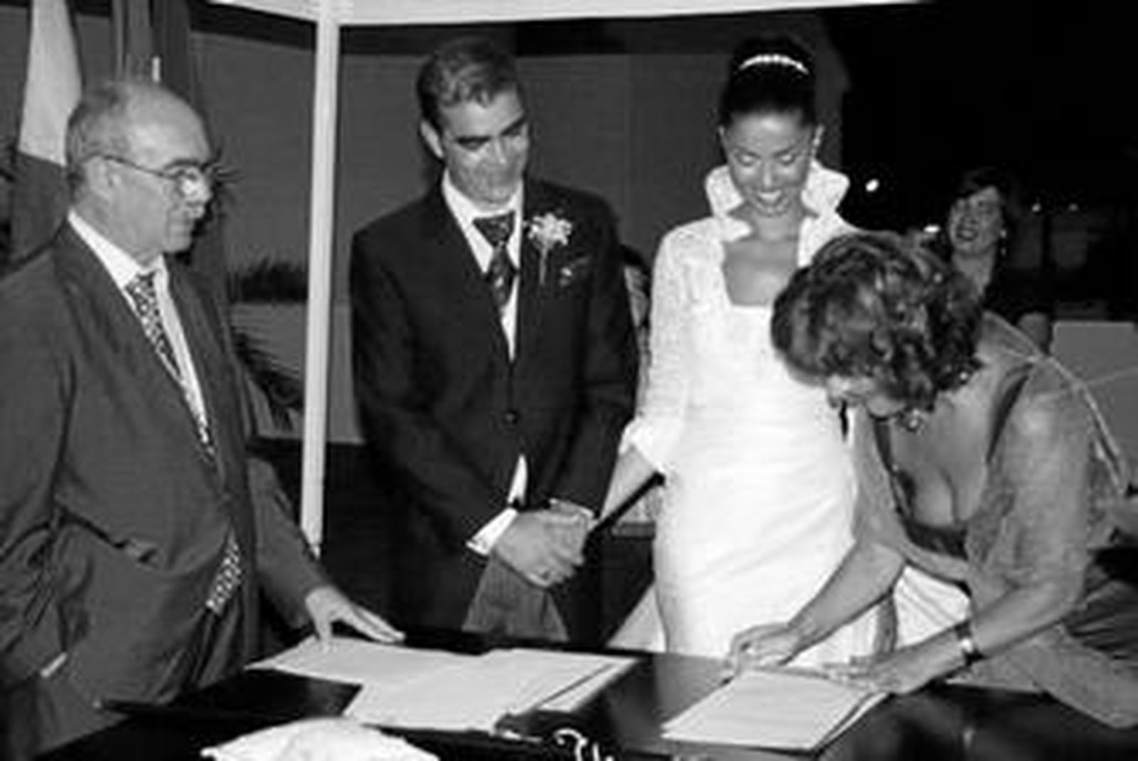 El alcalde, durante el oficio de una boda civil en el Ayuntamiento.