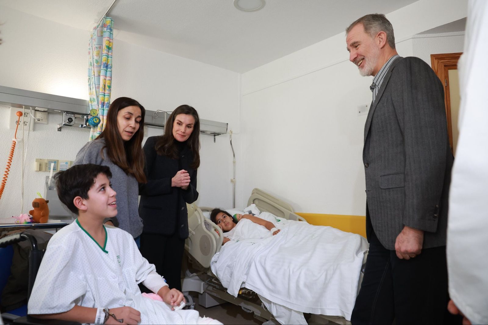 Los Reyes visitan a unos niños onubenses ingresados en el Hospital Reina Sofía de Córdoba.