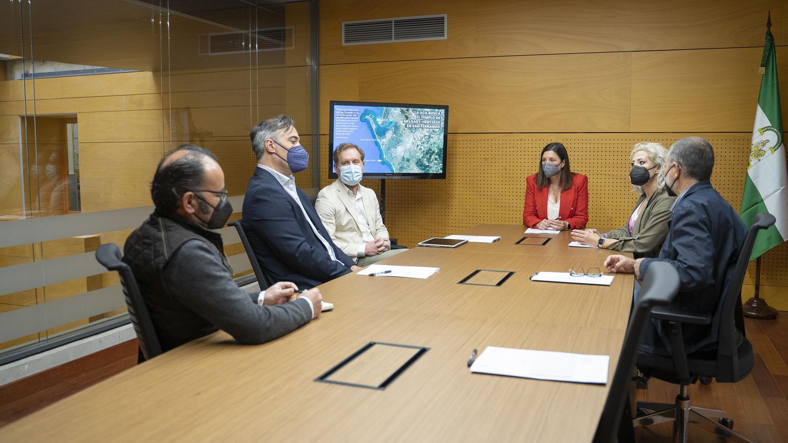 Reunión de la alcaldesa con el equipo integrado por arqueólogos de las Universidades de Cádiz y Córdoba.