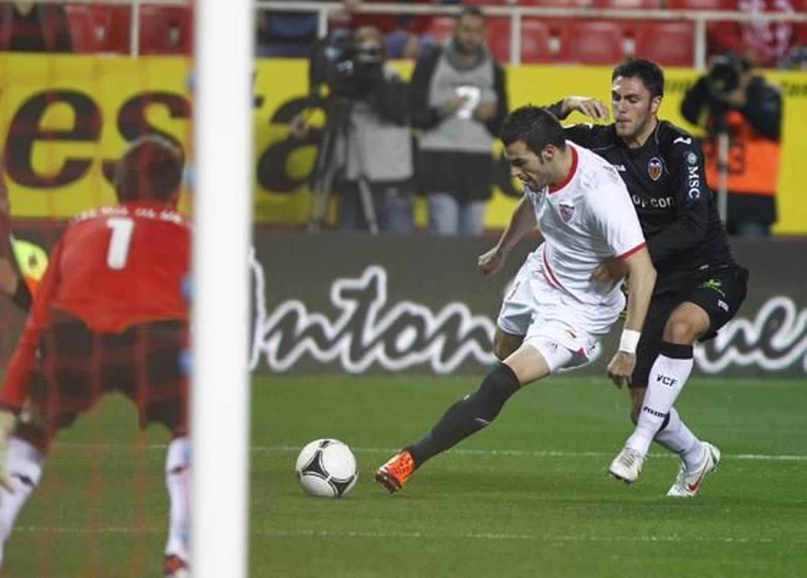 El Sevilla no puede remontar al Valencia en el Sánchez Pizjuán y queda eliminado de la Copa del Rey (2-1). / Antonio Pizarro