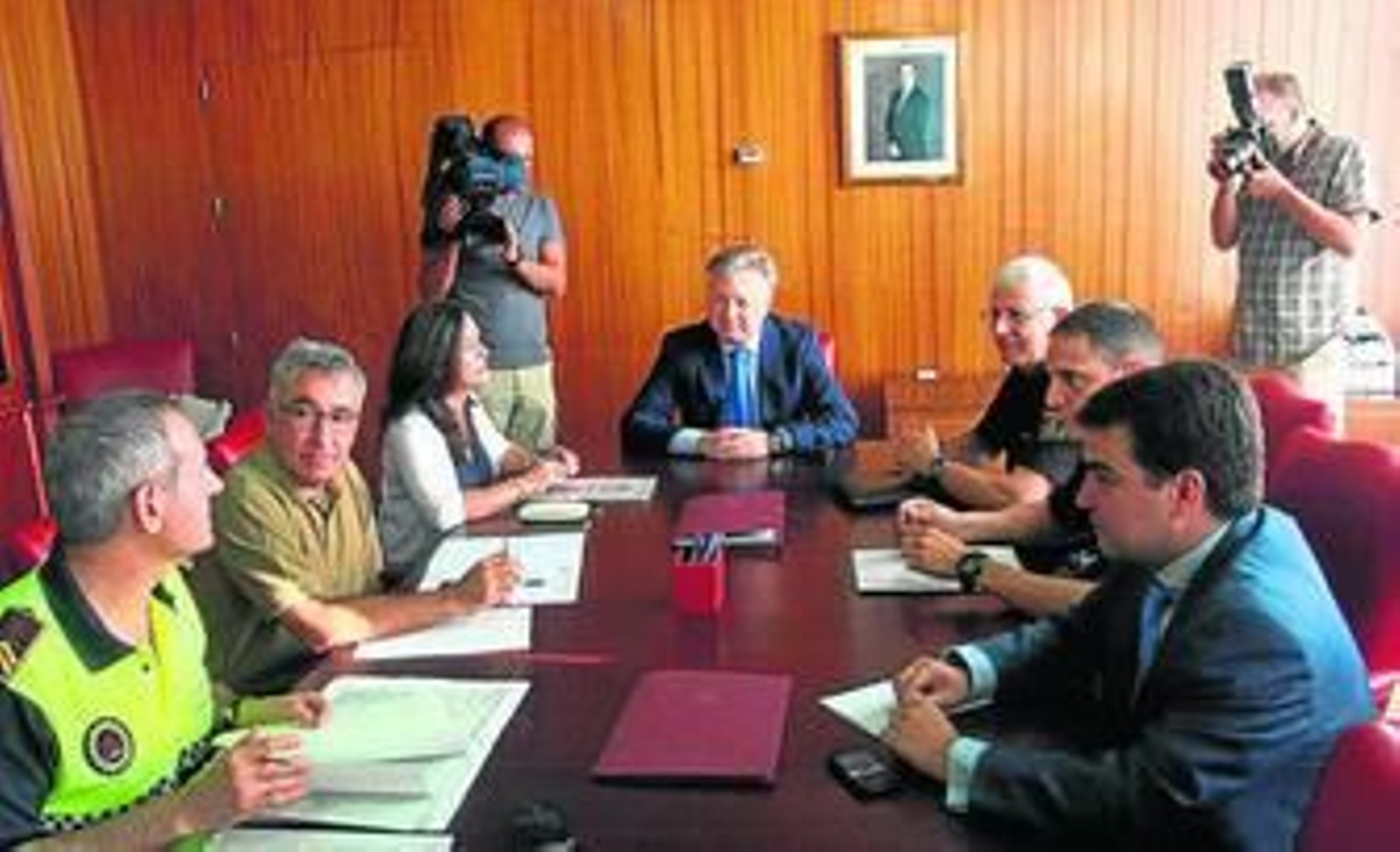 Reunión mantenida ayer entre Primo Jurado, Sousa y los efectivos de la policía.