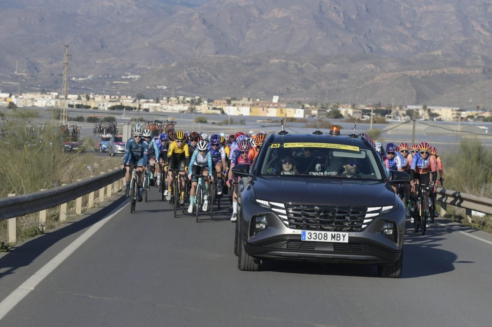 El vehículo oficial al frente del pelotón de la pasada Women Cycling Pro Costa de Almería.