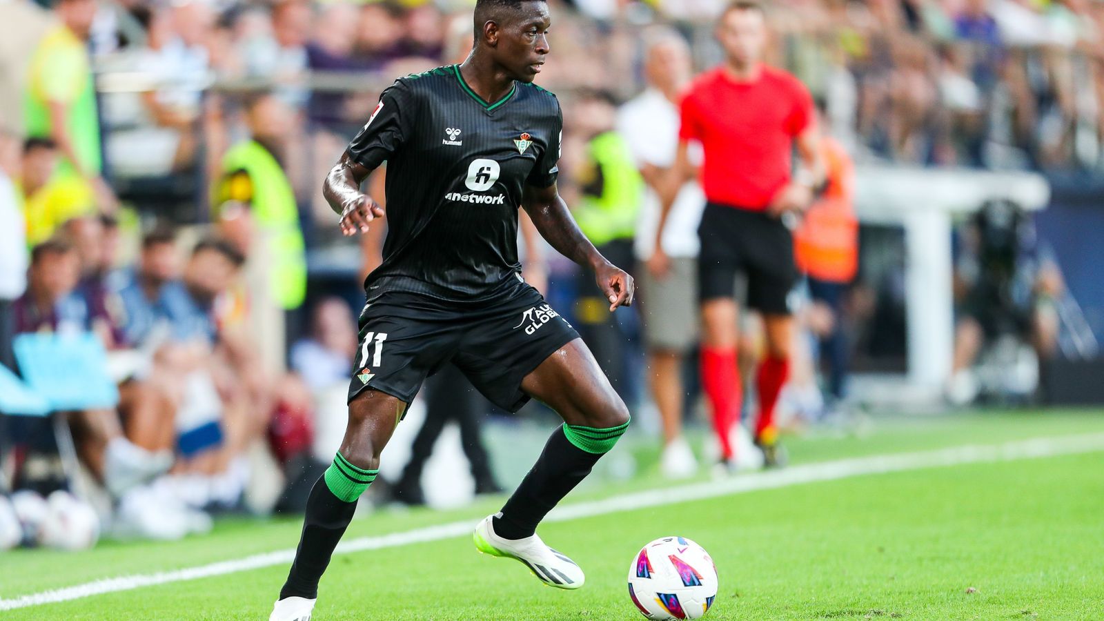 Luiz Henrique controla un balón junto a la línea de banda.