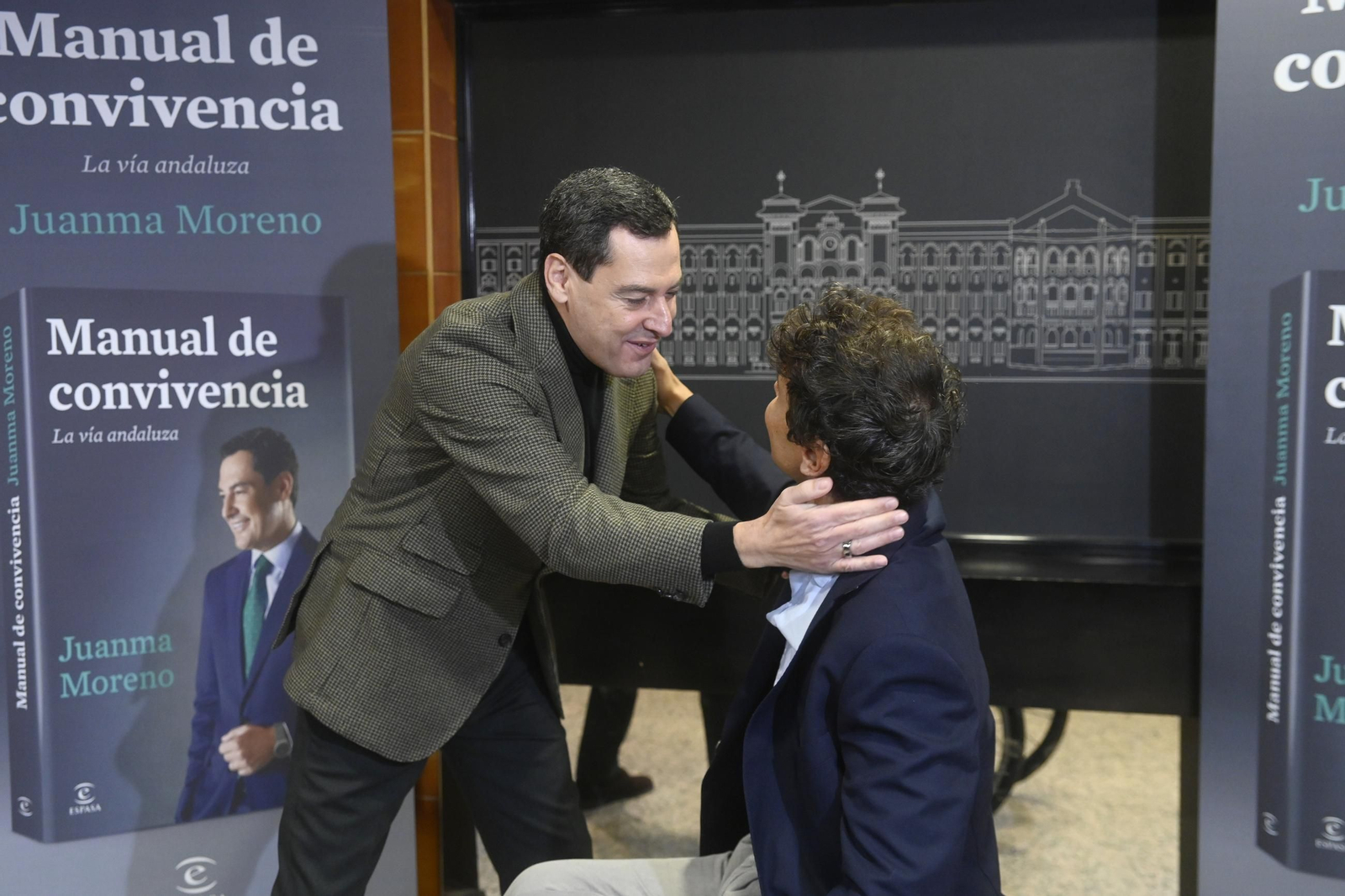 Juanma Moreno presenta en Córdoba su libro 'Manual de convivencia', en imágenes