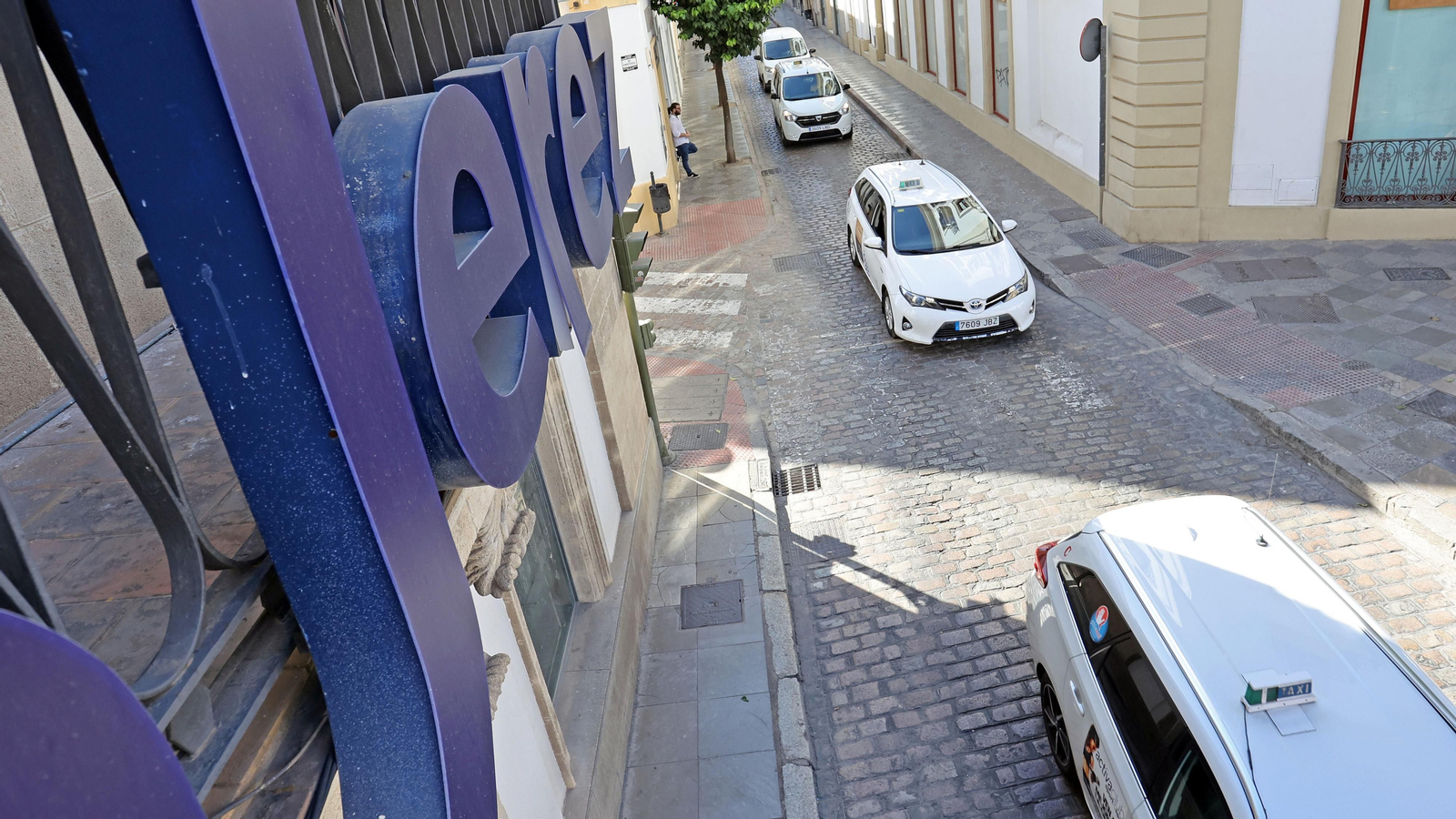 Los taxistas manifestándose por las calles de Jerez