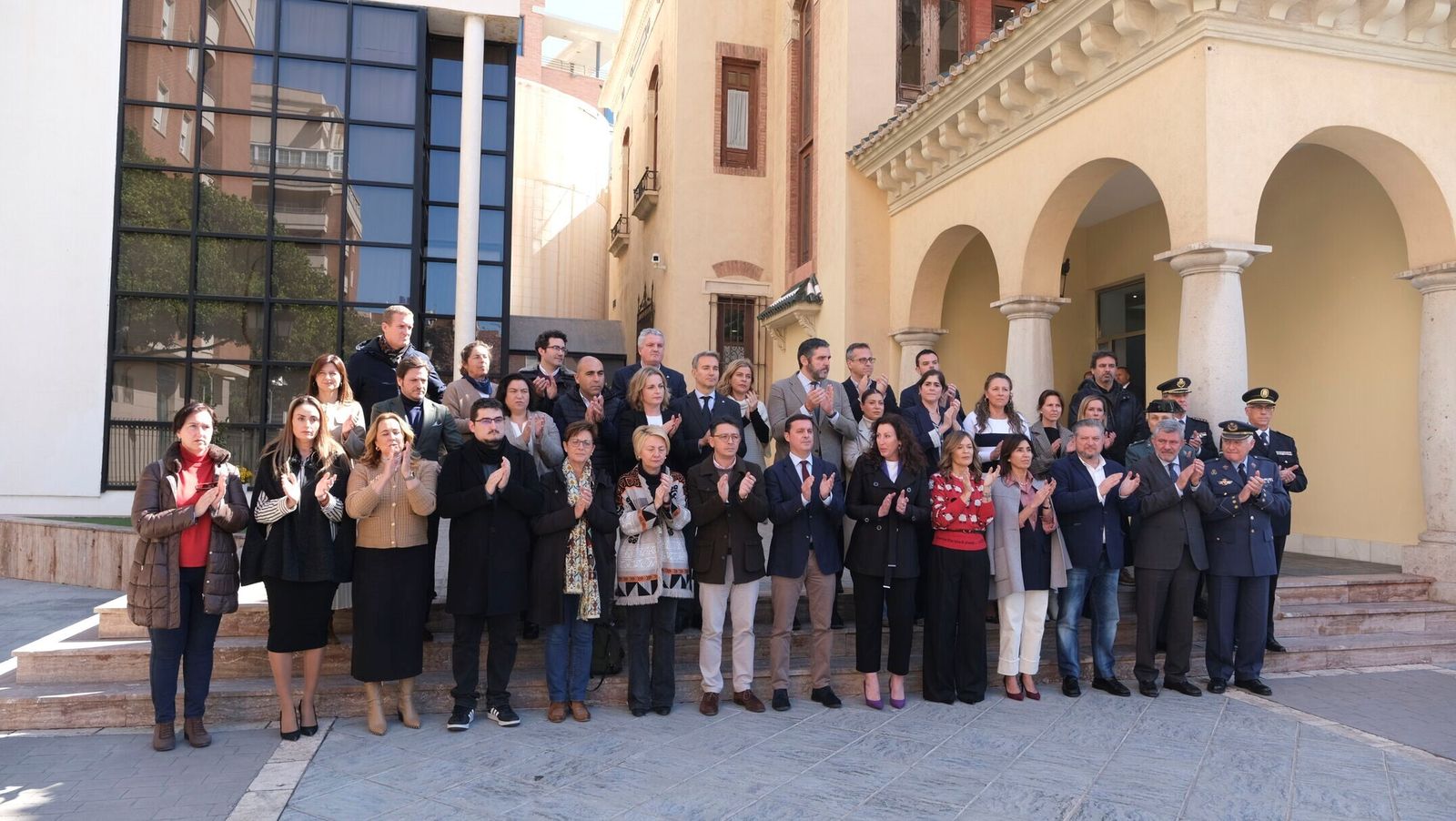 Las autoridades cierran con aplauso el minuto de silencia en Alcaldía.