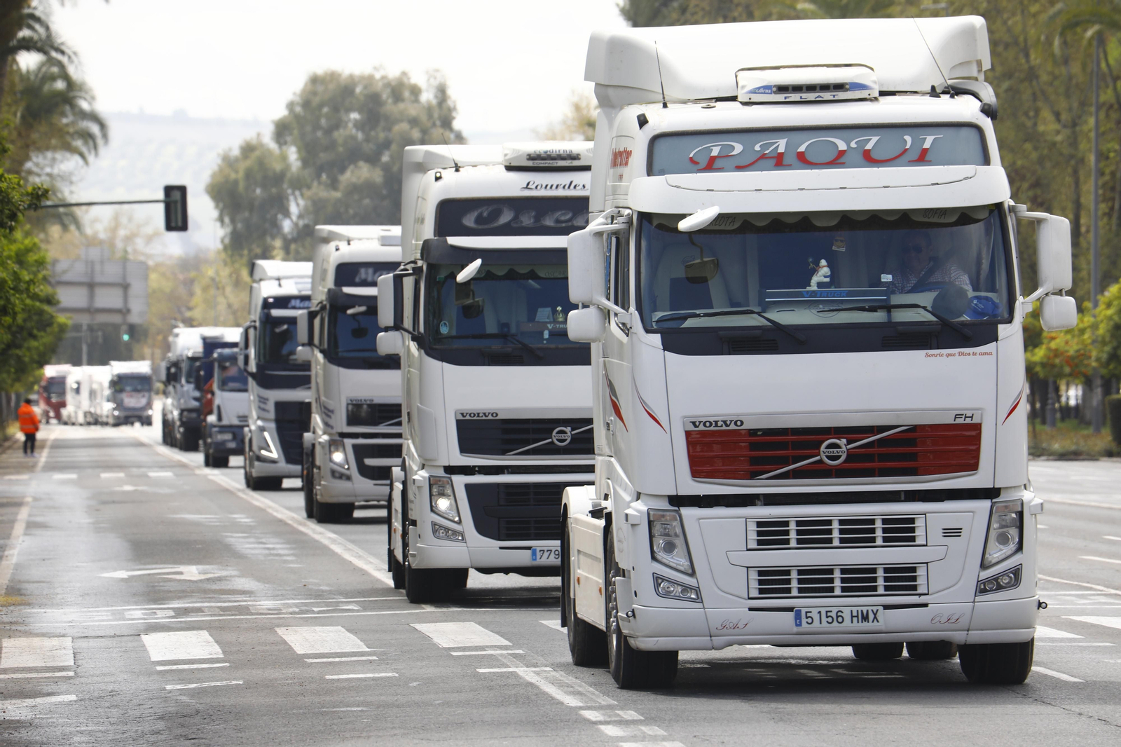 Los transportistas colapsan el centro de Córdoba, en imágenes