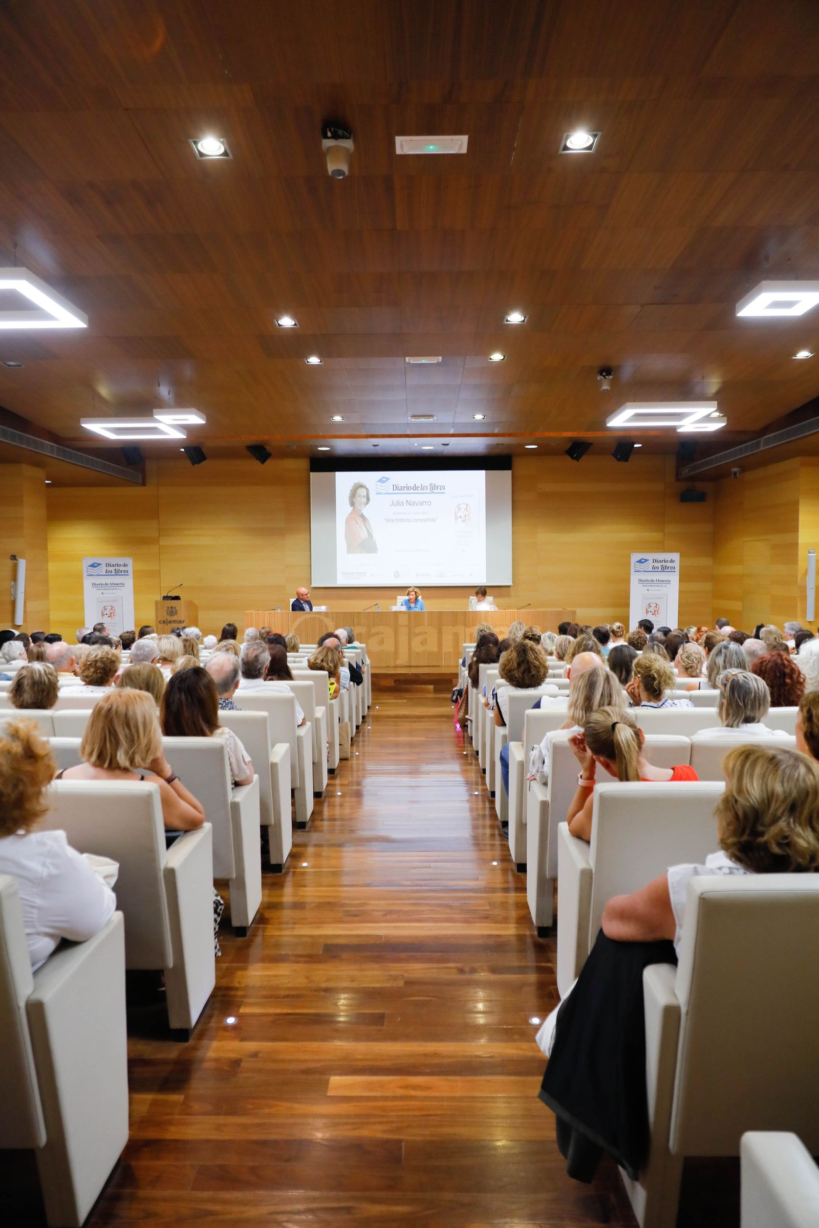 Imágenes de Diario de los Libros, con Julia Navarro