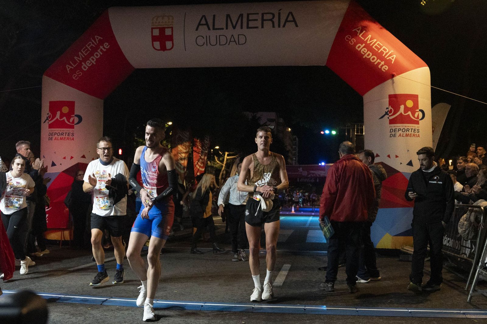 Diego Clemente y Alberto González, los dos primeros clasificados, en su llegada a la línea de meta.