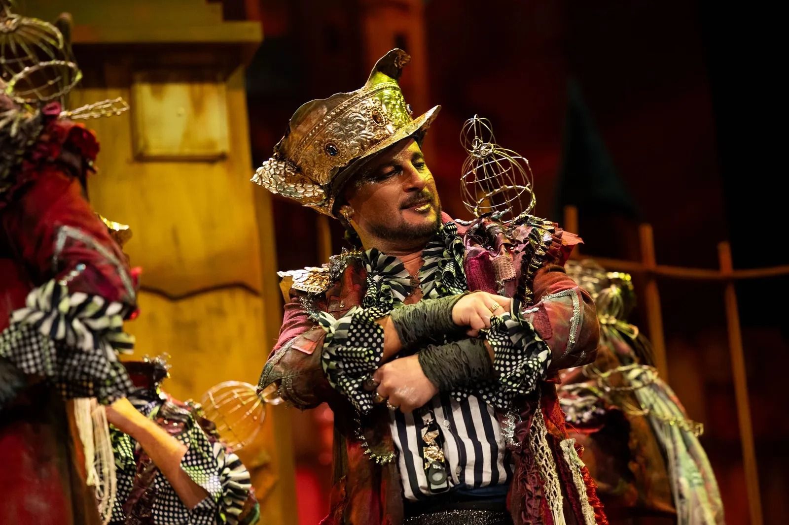 Andy Morales actuando con la comparsa 'El Desguace' en el COAC 2026