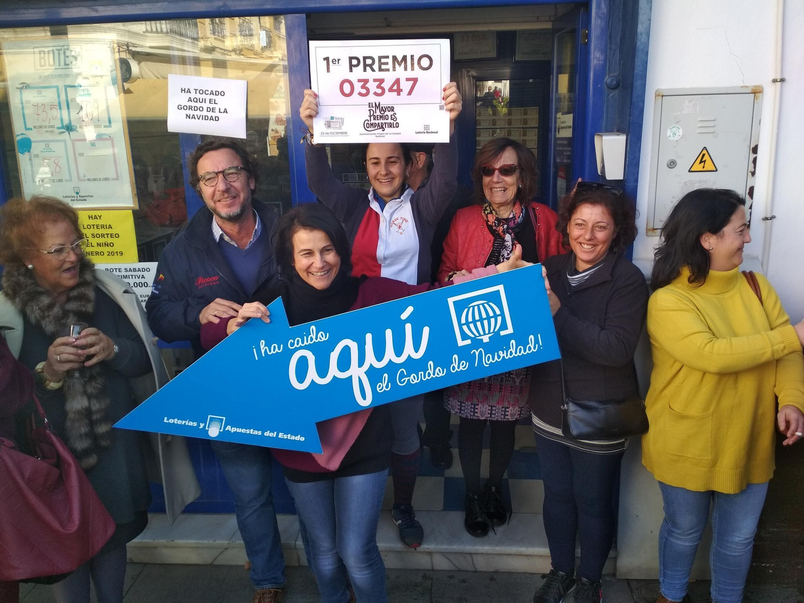 Celebración por el Gordo de Navidad en la administración de loterías número 2 de Sanlúcar.
