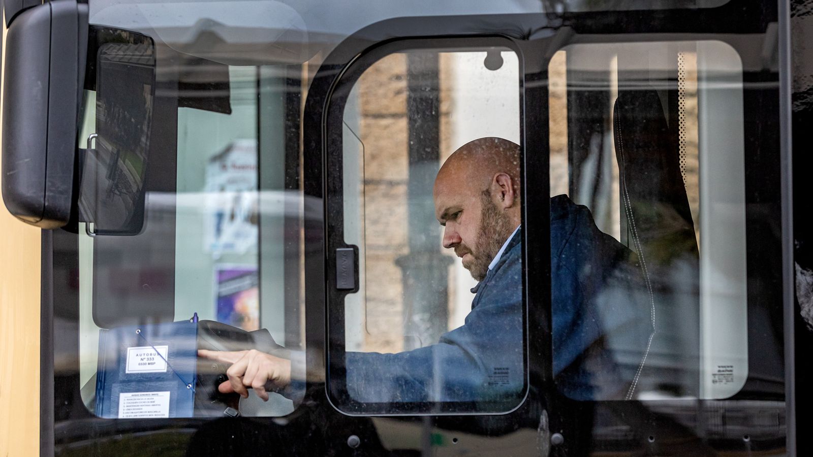 Un conductor del transporte urbano de la capital gaditana.