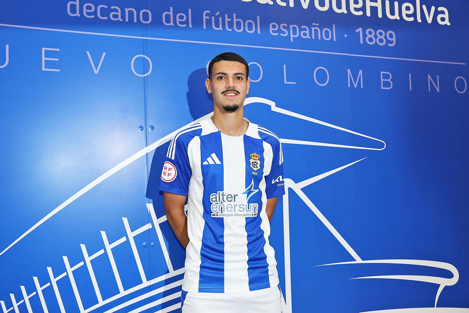 Imágenes de la presentación de Juan Pablo como jugador del Recreativo de Huelva