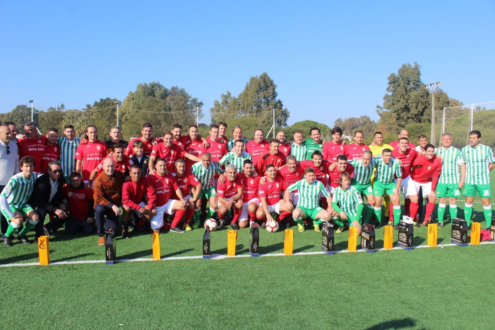 Los jugadores de ambos equipos posan antes del partido.