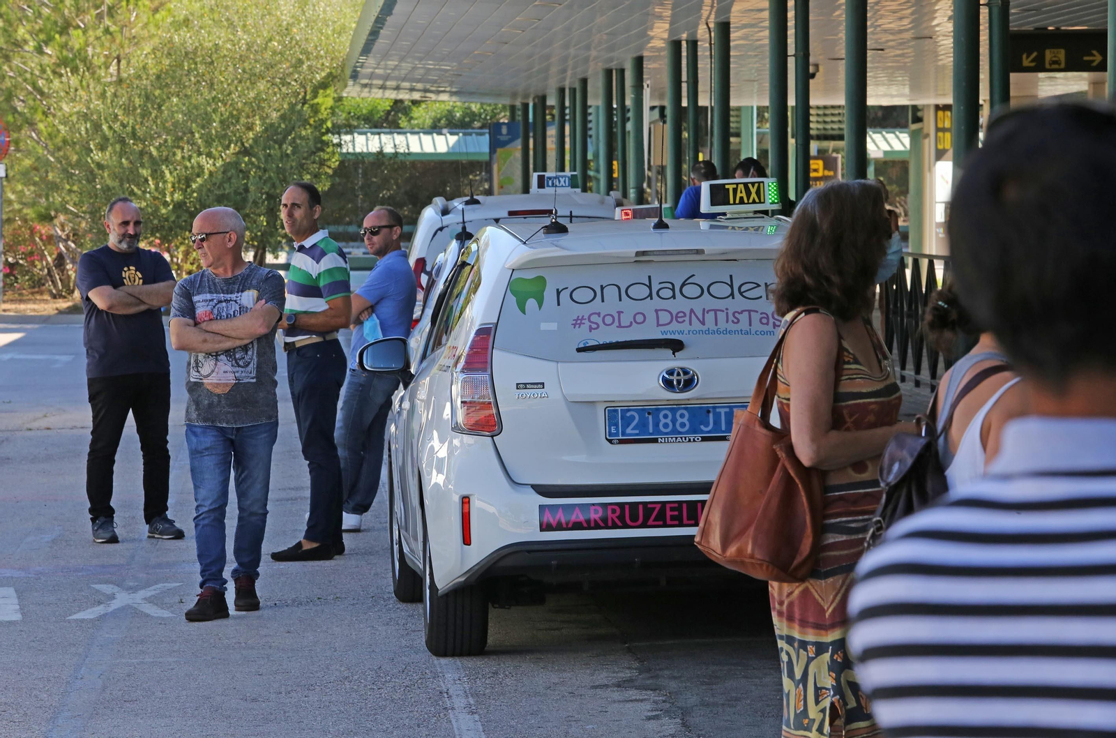 Taxistas de brazos cruzados en el aeropuerto de Jerez.