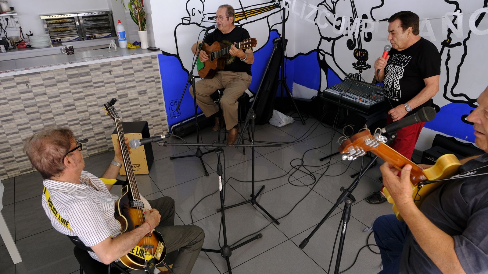 Recital musical de los Teddy Boys en cafetería 2mil6.