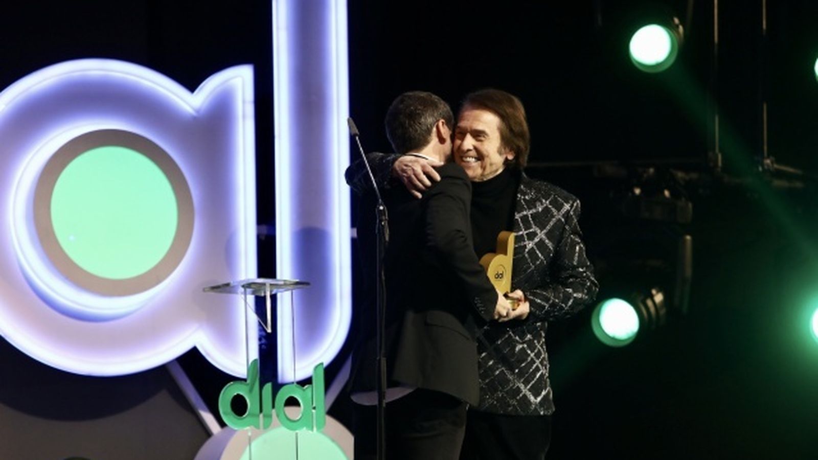 Raphael recoge el premio de la cadena Dial de manos de su hijos, Manuel Martos.