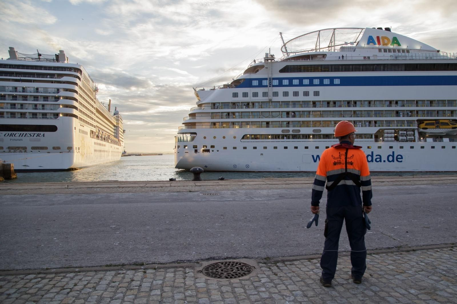 Tres grandes cruceros trajeron este miércoles hasta Cádiz a varios miles de turistas