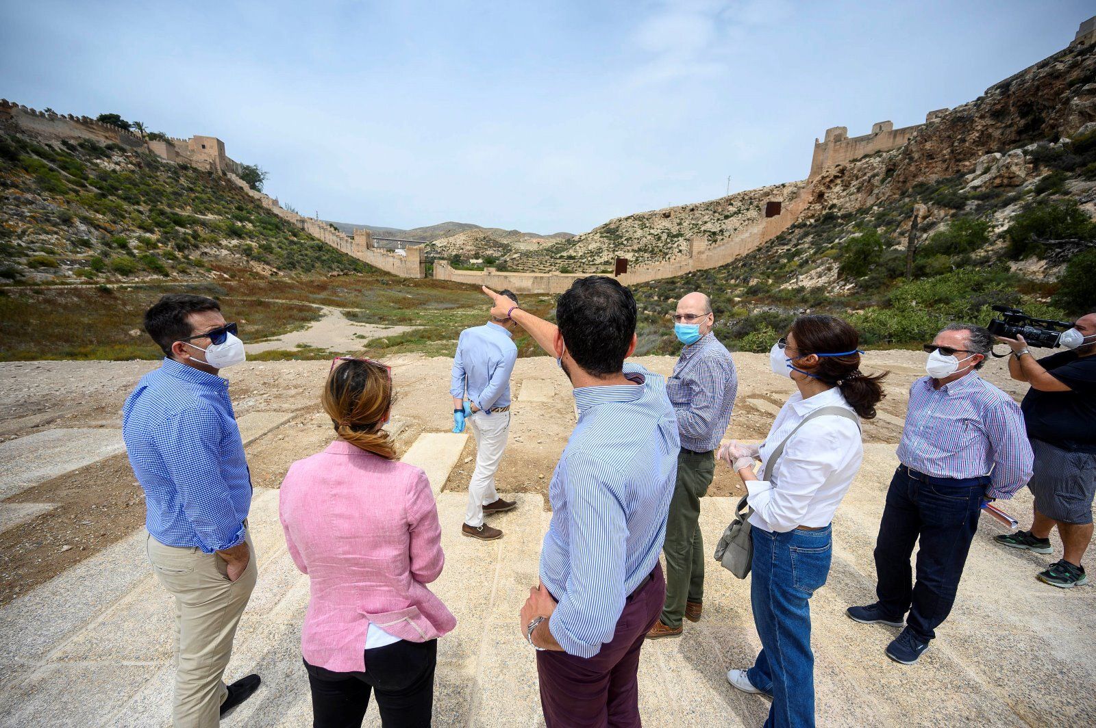 El alcalde y Martínez Labella, junto a técnicos, en una visita a la zona de La Hoya