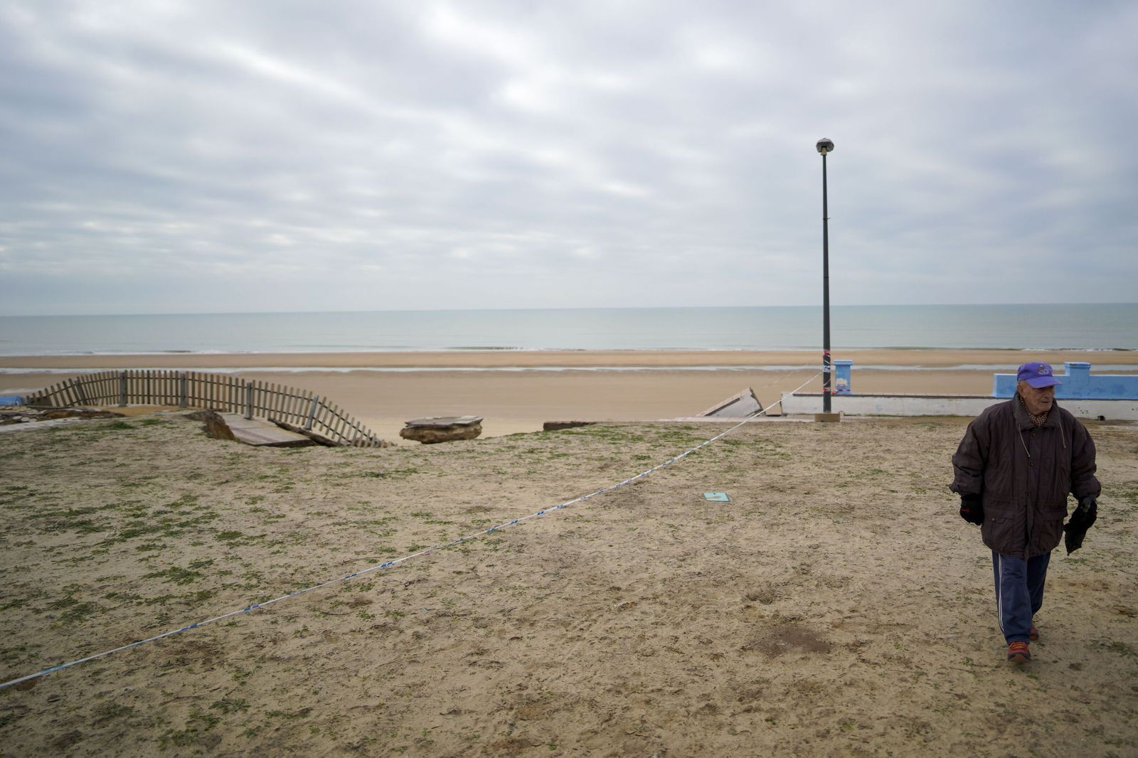 Los destrozos causados por el último temporal a la playa y al paseo marítimo de Matalascañas