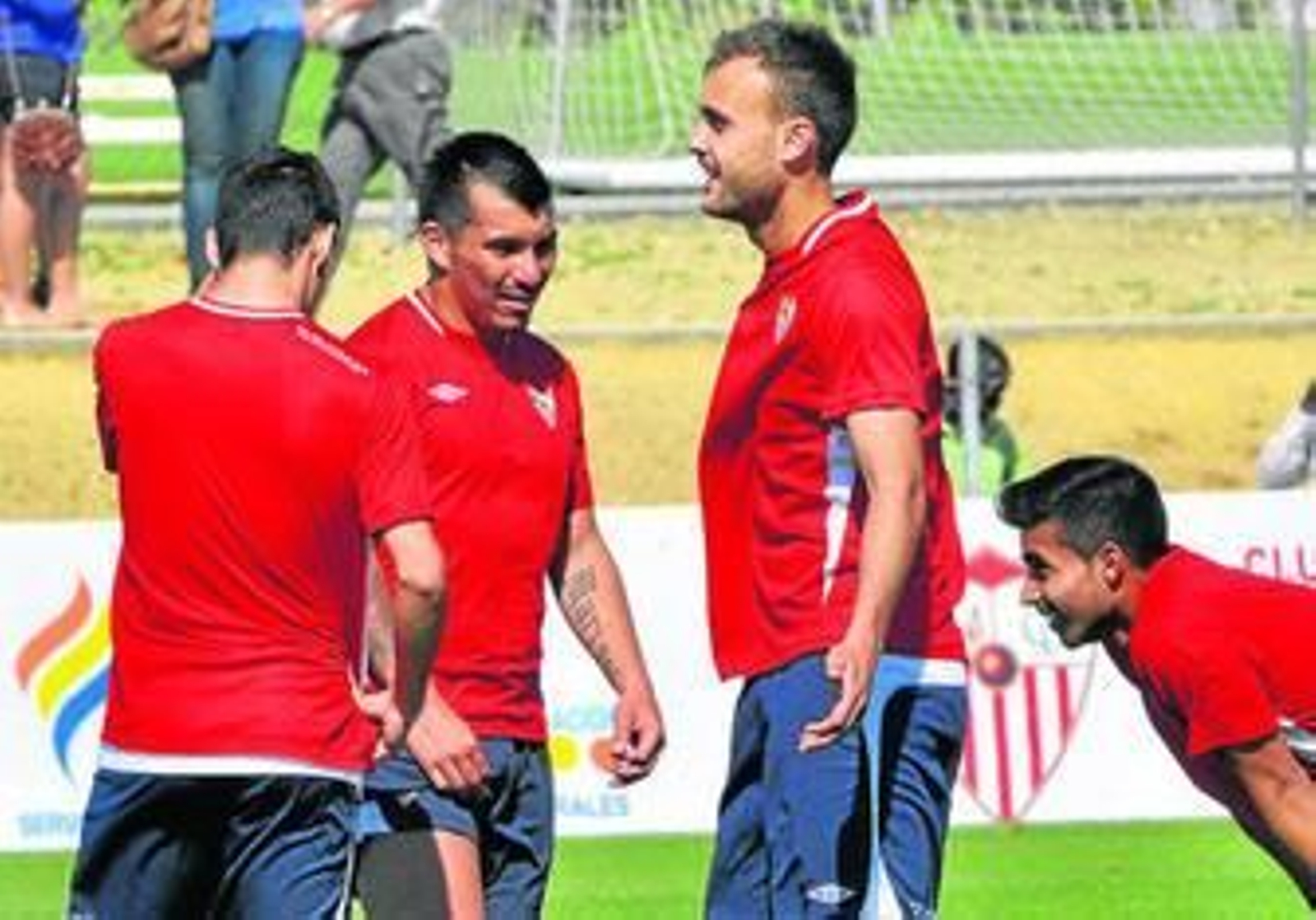 Juan Cala abre los brazos en un receso en el trabajo entre Jesús Navas, Medel y Rabello.