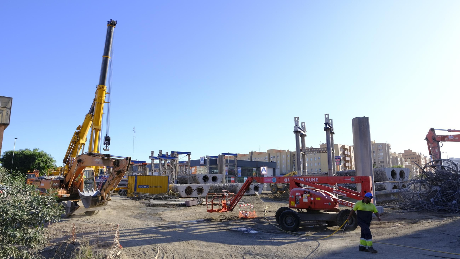 El Puente de la Avenida del Mediterráneo ya es historia, en imágenes