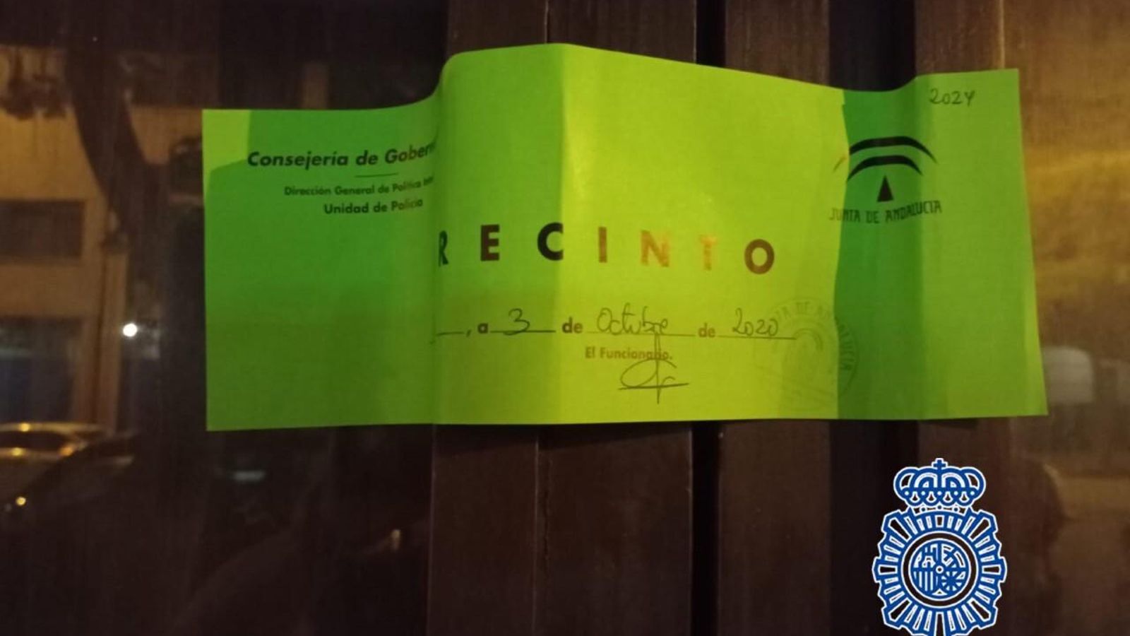 Uno de locales de ocio precintados en la avenida de México Uno de locales de ocio precintados en la avenida de México