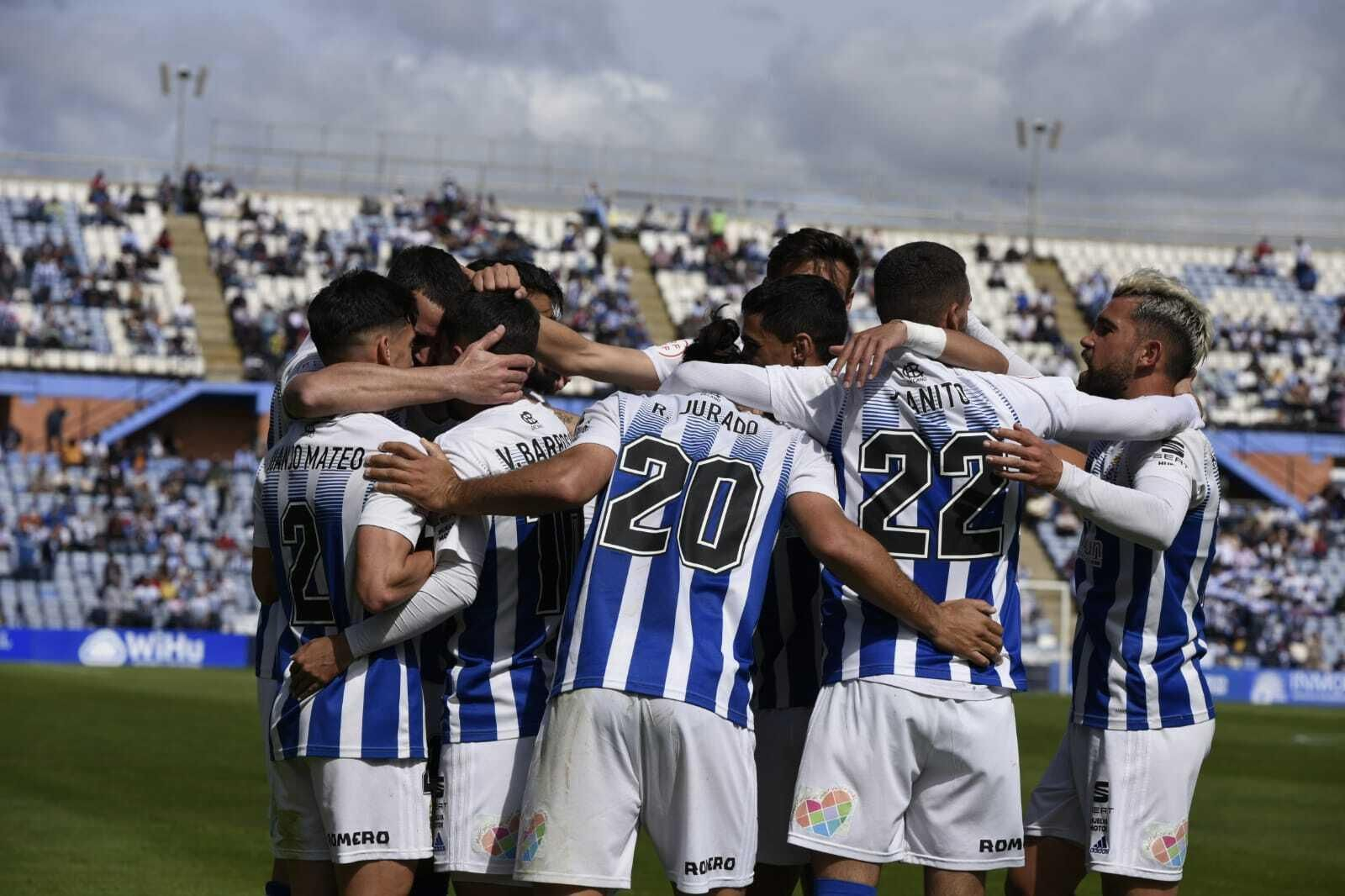 Los jugadores del Recre se abrazan tras conseguir un tanto en el Nuevo Colombino durante la pasada temporada.