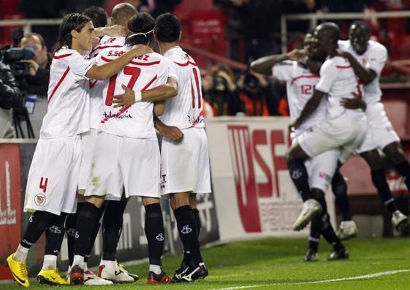 El Sevilla celebra la vuelta de Sergio Sánchez a los terrenos de juego con el pase a las semifinales de Copa del Rey ante el Villarreal (3-0). / Reuters