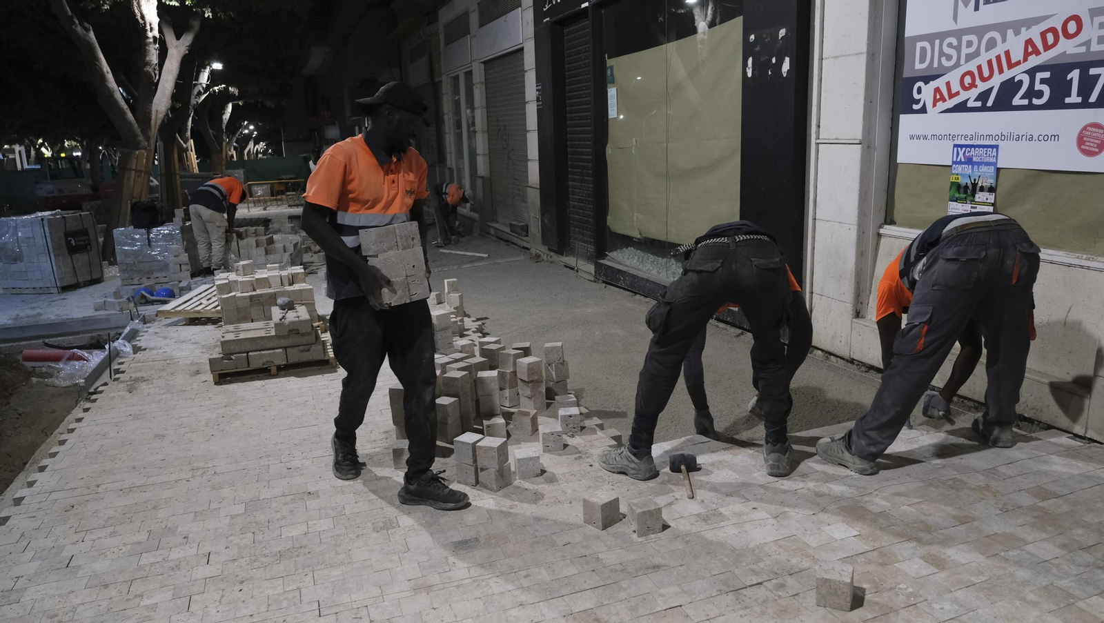 Las obras de peatonalización del Paseo de Almería entran en el turno de noche, en imágenes