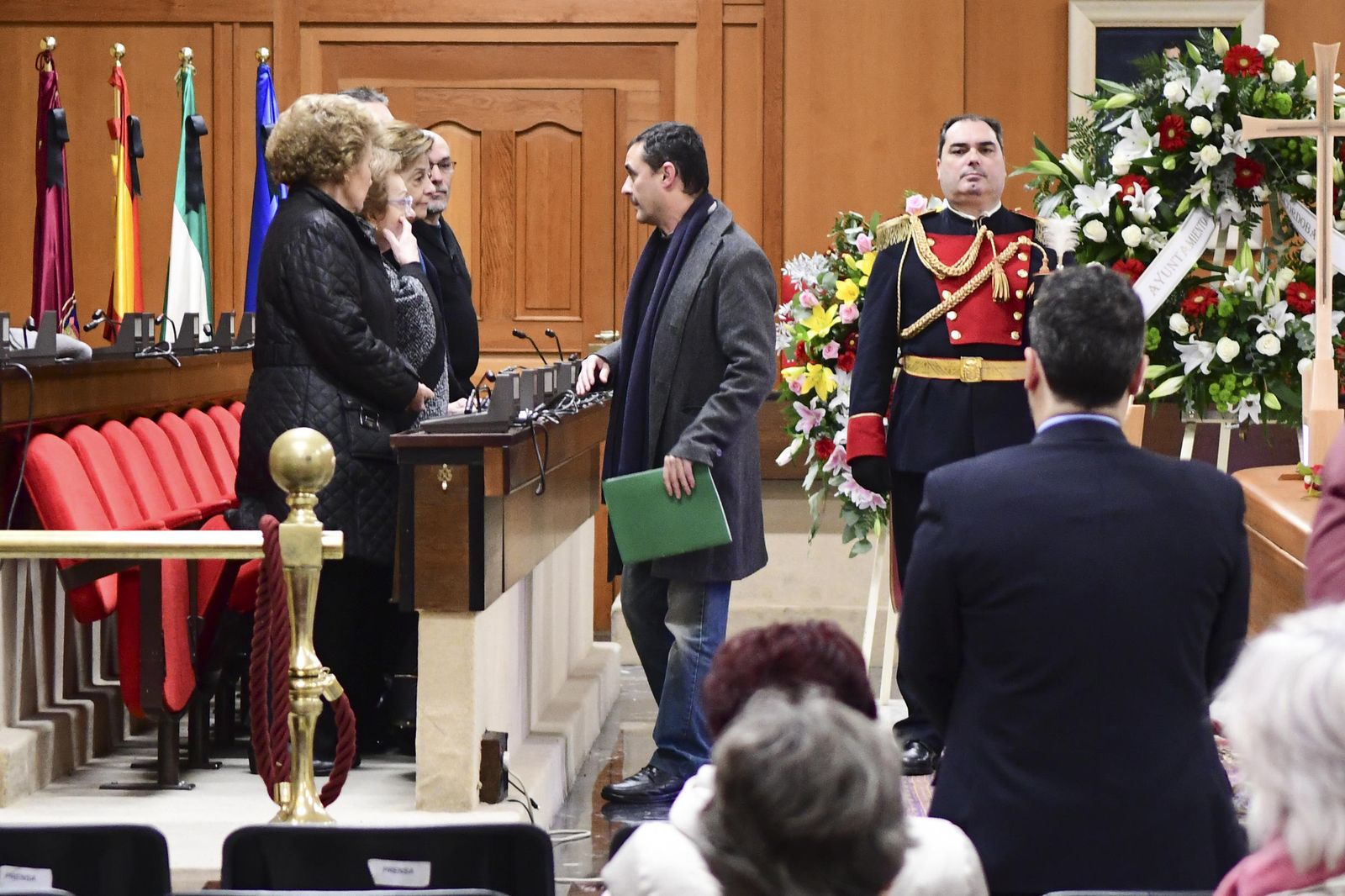 Las imágenes de la capilla ardiente de Pablo García Baena