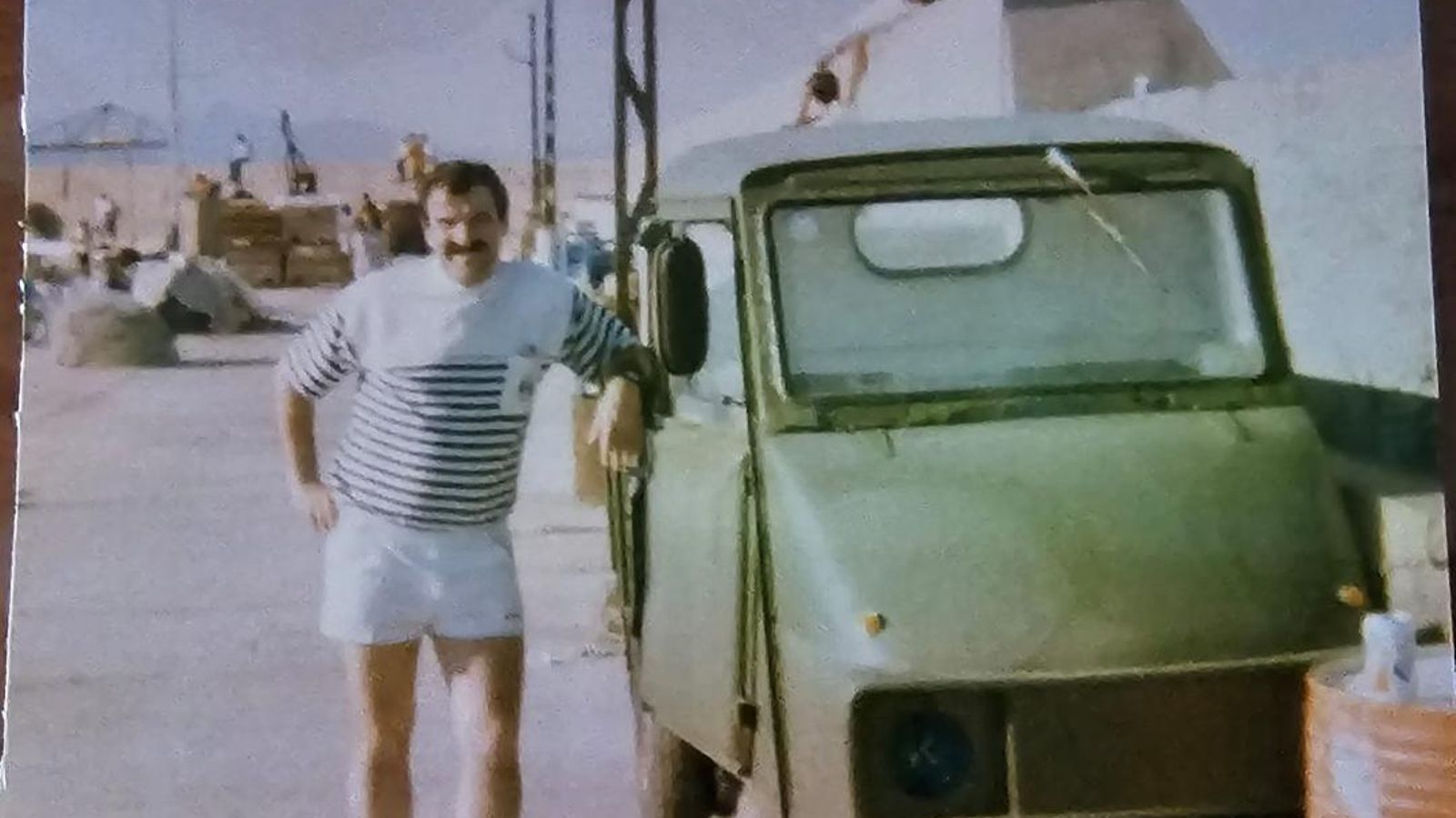 ‘El Poli’ con el primero motocarro que se compró tras finalizar el servicio militar.