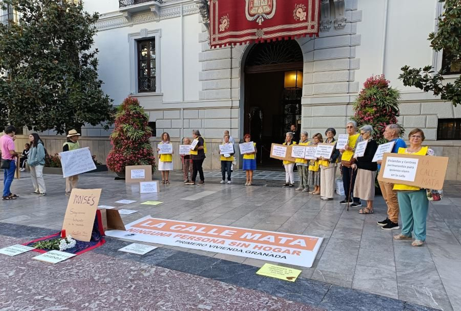 Vecinos de las calle Mata, en la puerta del Ayuntamiento.